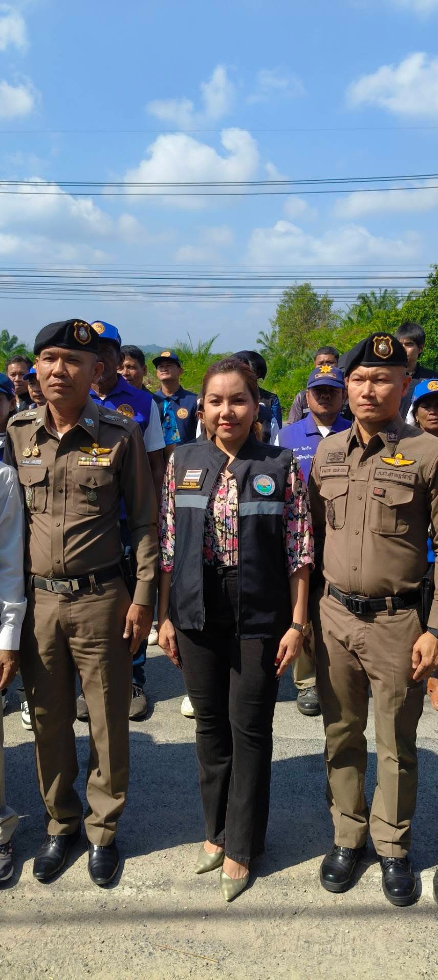 เทศบาลเมืองดอนสัก ร่วมเปิดศูนย์ปฏิบัติการ ร่วมป้องกันและลดอุบัติเหตุทางถนนทางน้ำและทางอากาศ ที่จุดบริการ สี่แยกท้องอ่าว