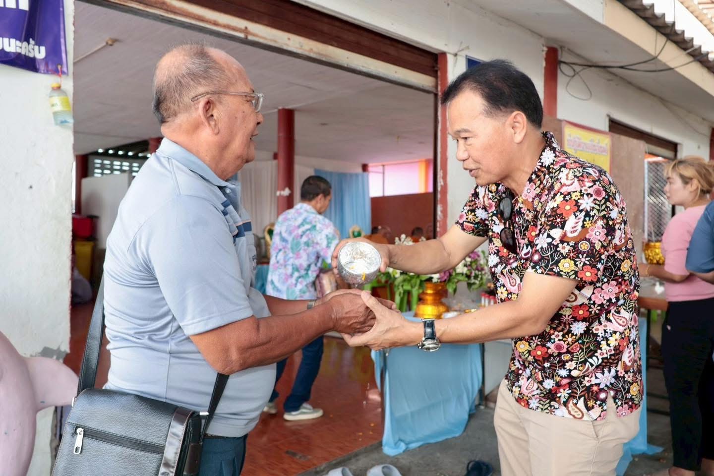 ชุมชนเกาะแรตจัดพิธีทำบุญตักบาตร–รดน้ำผู้สูงอายุ เพื่อความเป็นสิริมงคลรับมหาสงกรานต์ 2569