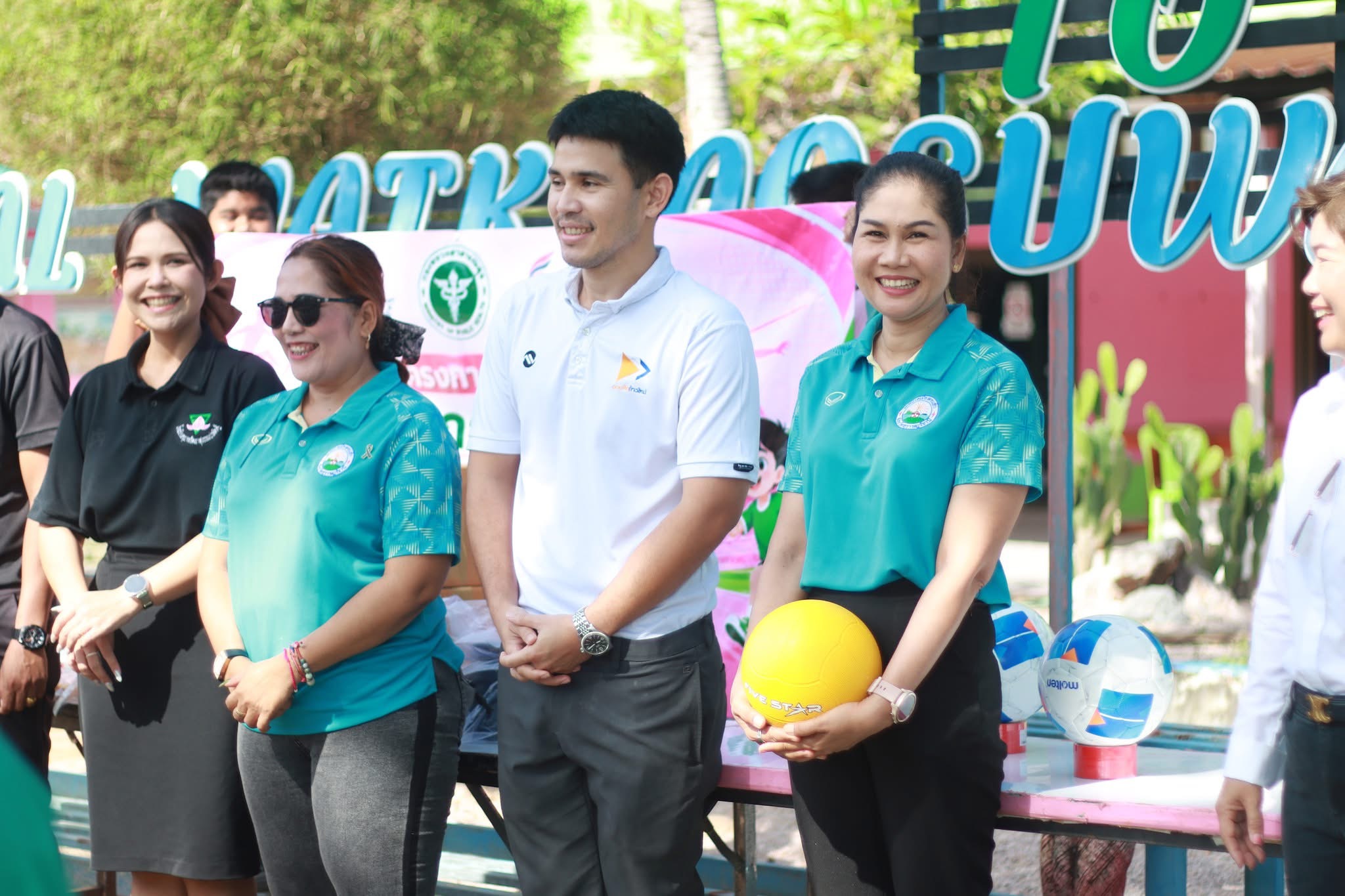 เทศบาลเมืองดอนสัก มอบอุปกรณ์กีฬา สนับสนุนการฝึกซ้อมนักเรียนโรงเรียนอนุบาลวัดเขาสุวรรณประดิษฐ์