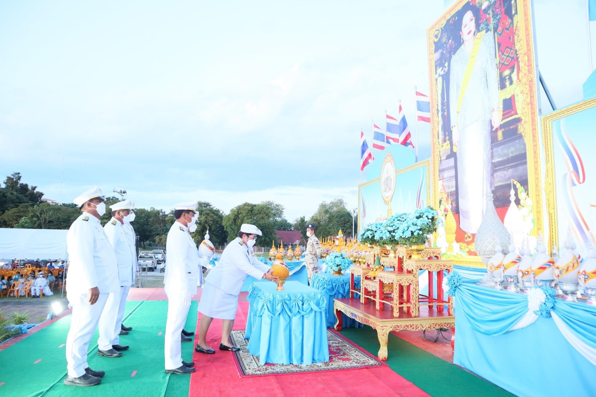 พิธีถวายเครื่องราชสักการะและวางพานพุ่ม และพิธีจุดเทียนถวายพระพรชัยมงคล เนื่องในโอกาสวันเฉลิมพระชนมพรรษา ๑๒ สิงหาคม ๒๕๖๕ ณ สนามพระกิตติมงคลพิพัฒน์  